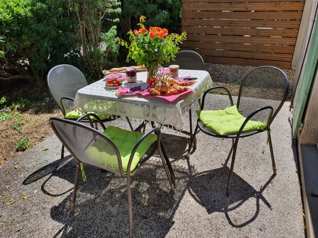 Chalet in traffic free green space, - 1