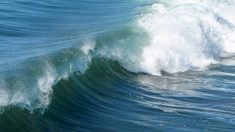Vague de mer se brisant, eau de mer utilisée en thalassothérapie Crédit d'usage : Photo : Pamela Heckel / Unsplash.